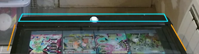 Lockbar encadrée et rails latéraux marqués par des lignes sur un vrai meuble
