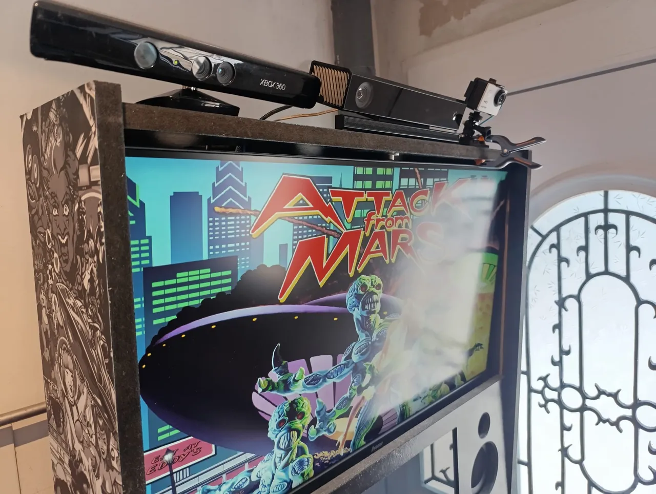 Une Kinect pour Xbox 360, une Kinect pour Xbox One et une petite webcam sur le haut du fronton d'un flipper