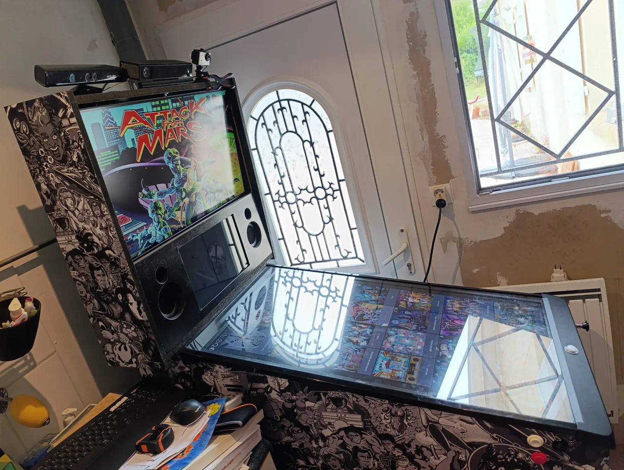 Un pincab qui fait tourner Visual Pinball X, avec deux Kinect et une webcam sur le fronton